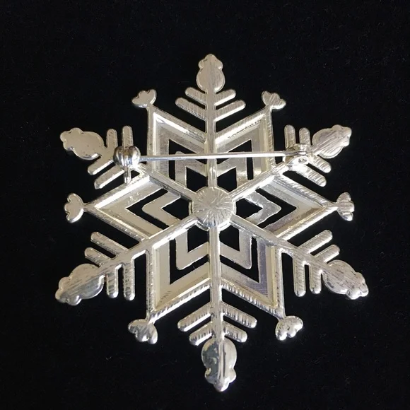 Jewelry - Vintage Silver Tone Snowflake Brooch Pin - Picture 4 of 8